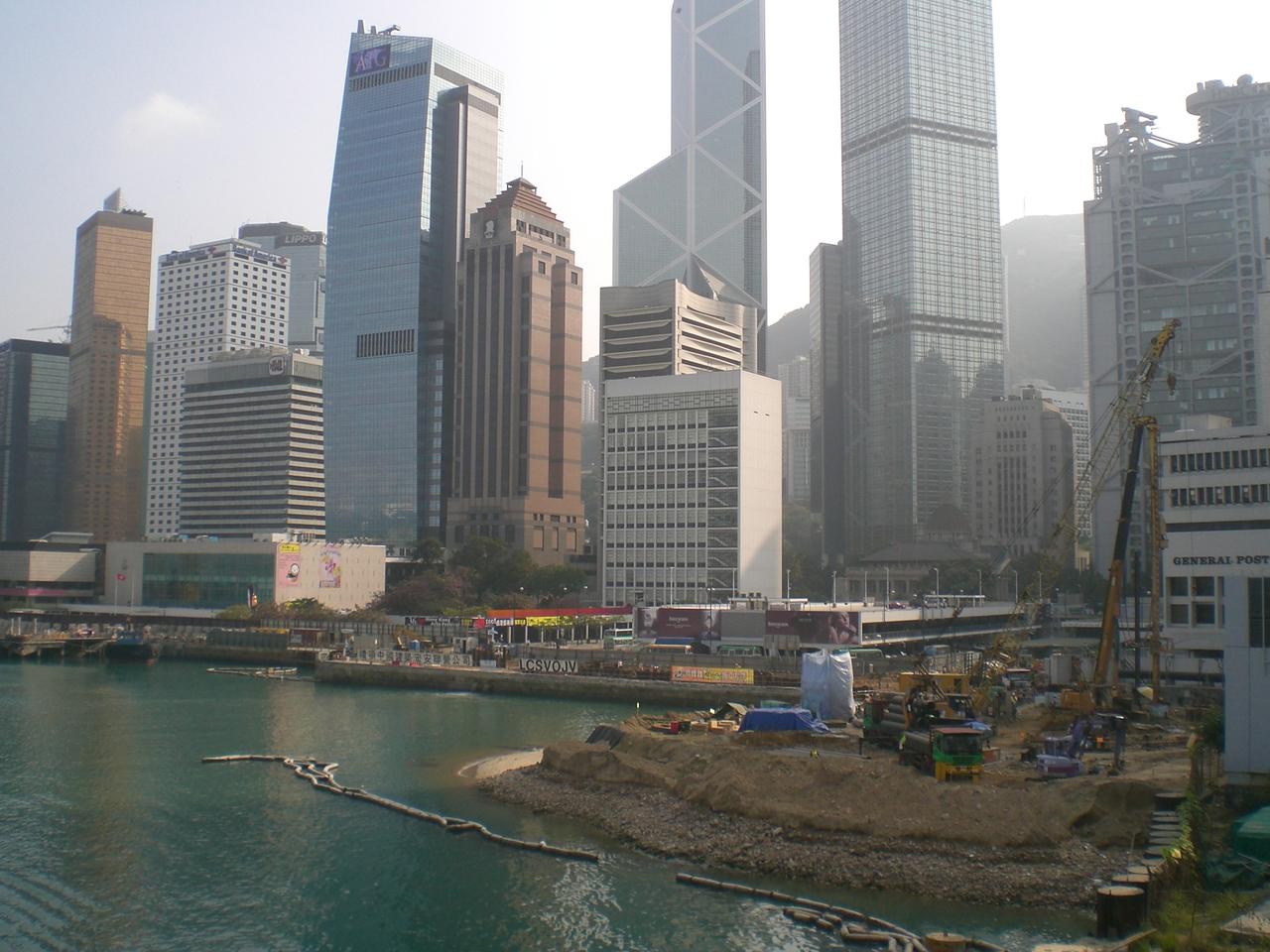 皇后码头 2007 年被清拆前的抗议现场。抗议者在码头顶部搭建帐篷和标语。