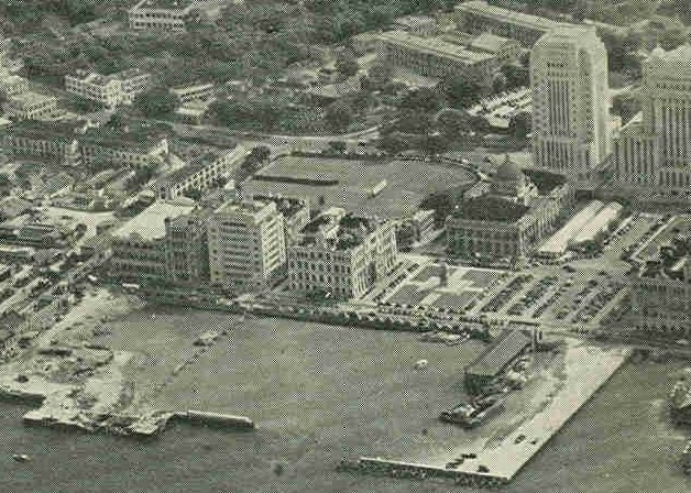 1953 年中环航拍图，画面中央可见木球会（后改为遮打花园）的矩形场地，右侧是皇后码头和维多利亚港。