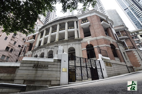 甘棠第正立面，弧形柱廊露台和红砖墙面展现出爱德华综合古典风格的庄严气质。