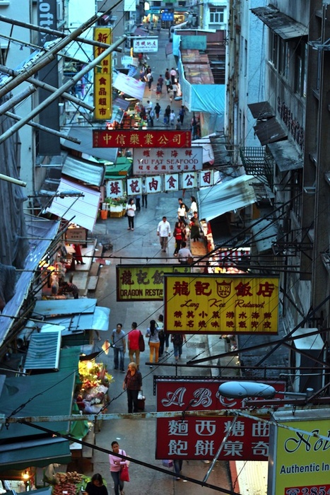 嘉咸街的水果摊：色彩鲜艳的新鲜水果吸引着过路顾客