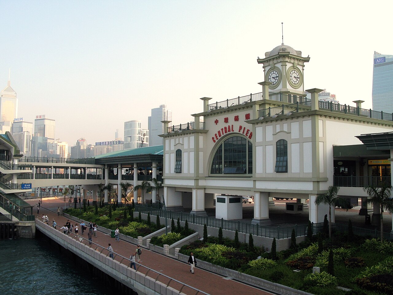 中环码头区域航拍：七号码头天星小轮和六号码头渡轮停靠在民光街沿线。