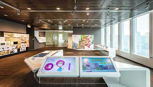 货币展区陈列的香港现行流通钞票,展柜上方是大幅落地窗