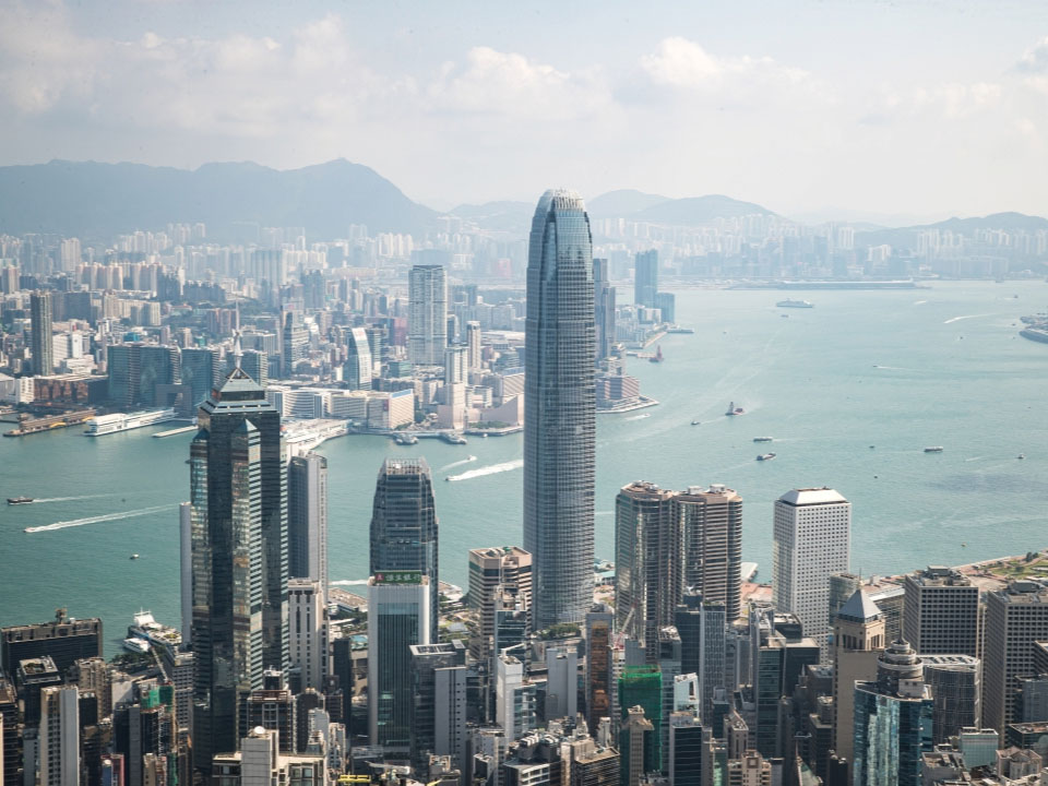 从维港看 IFC 二期,大厦矗立在填海形成的地块上