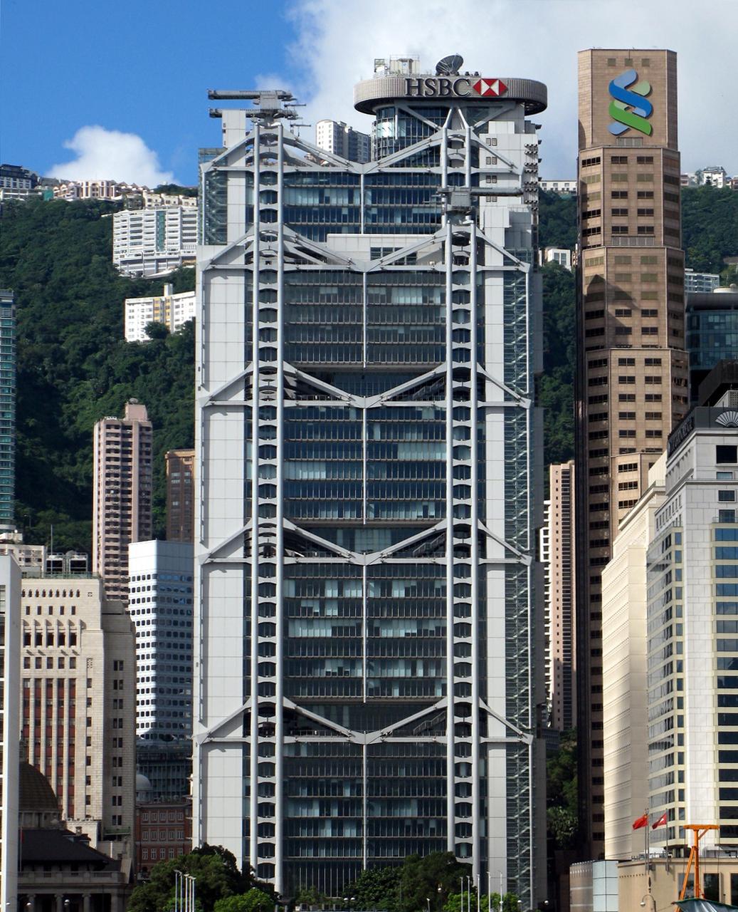 汇丰总行大厦南立面，八组三角钢桁架和四组钢桅杆清晰可见，楼板从桁架吊挂而下。
