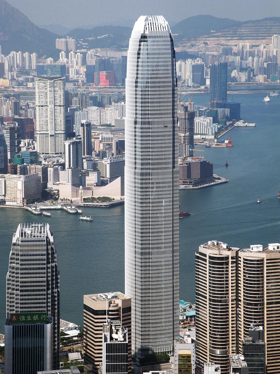 Two International Finance Centre 从维多利亚港方向望去，银灰色锥形塔楼矗立在中环填海区最北端的海岸线上。