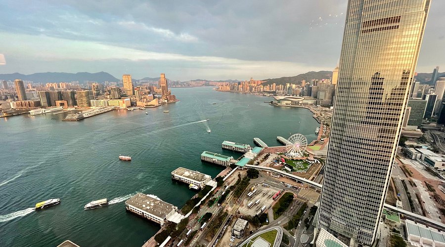 IFC 二期与 IFC 一期从维多利亚港方向看，两座塔楼在填海区最北端形成标志性天际线。