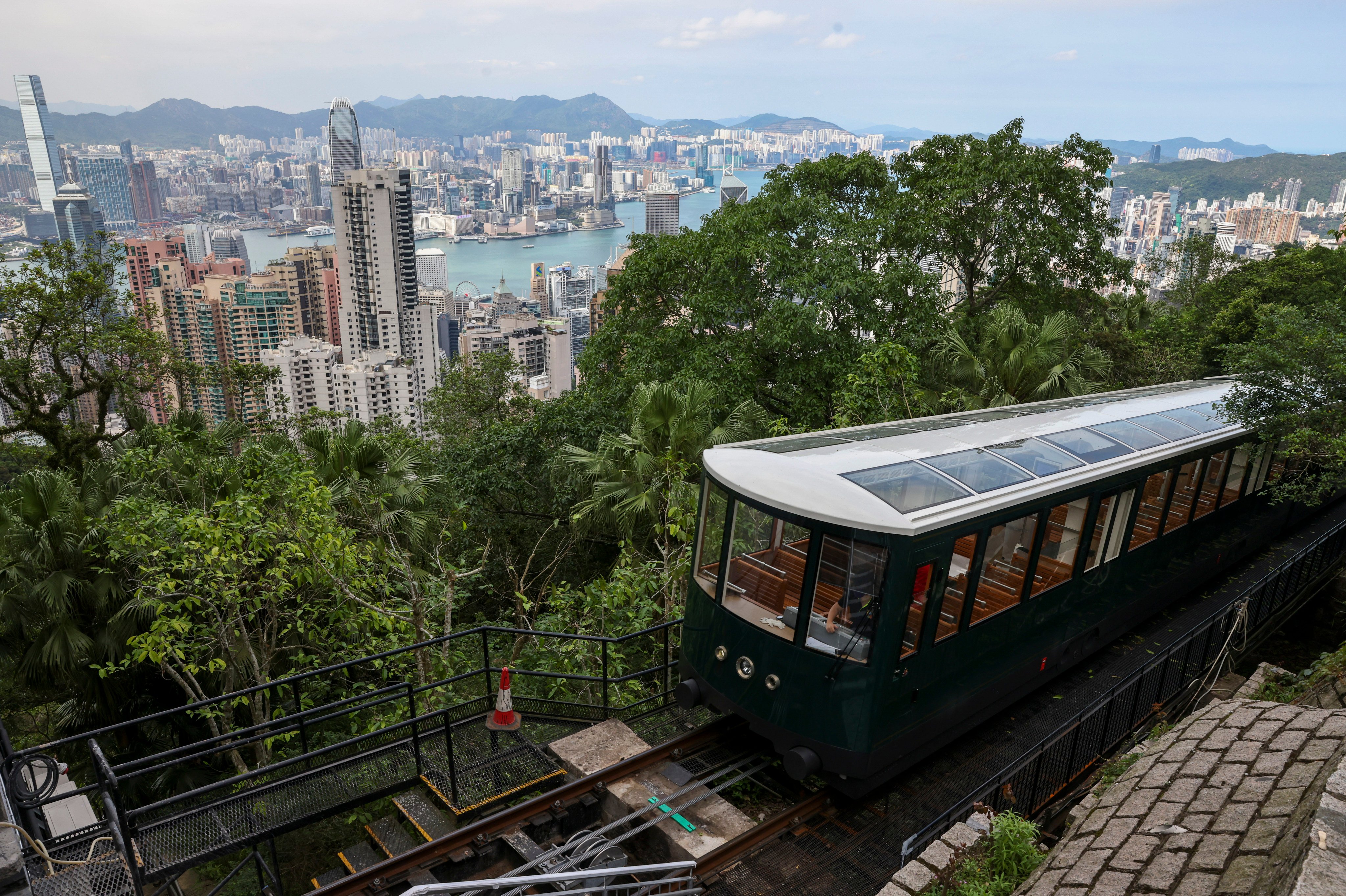 2022 年投入服务的第六代山顶缆车车厢,全景玻璃窗让乘客在 6 分钟车程里看完维港天际线。