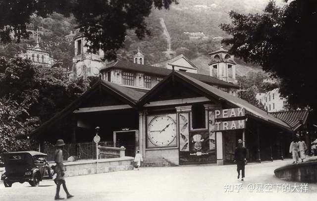 1908 年左右的花园道缆车站历史明信片，站台前等着上山的乘客和轿子清晰可见。