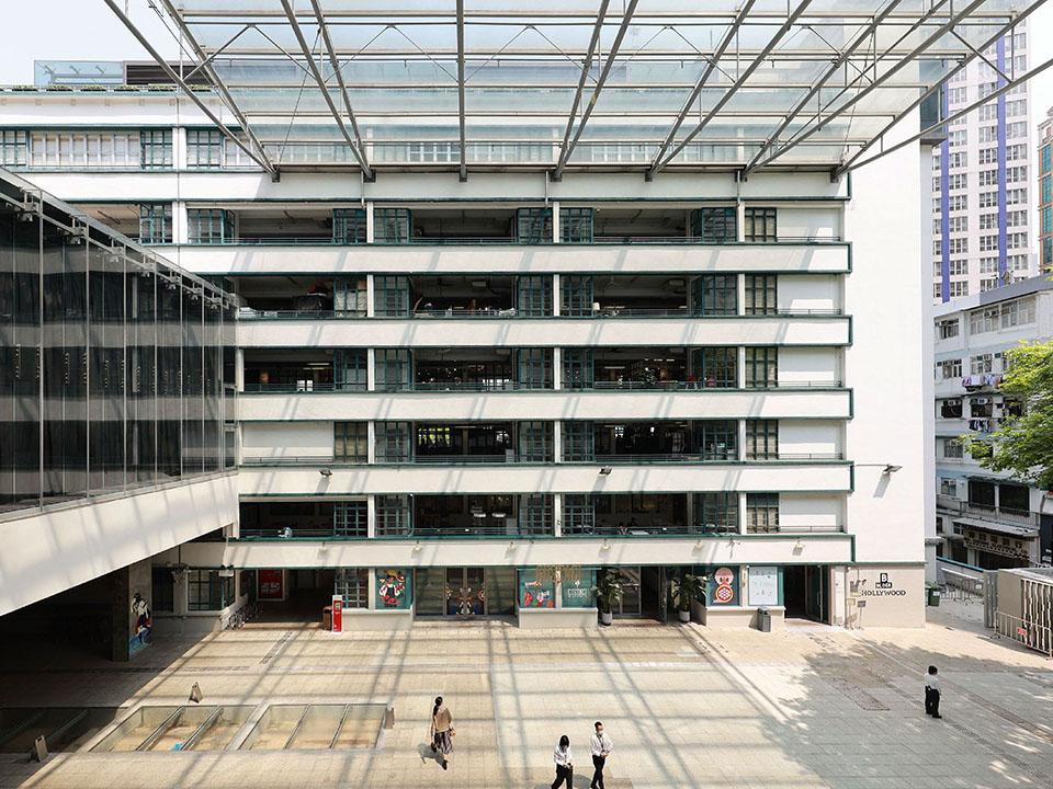 PMQ 走廊原厨房位改为展示空间的现状，可见厨房台面高度和开敞式布局