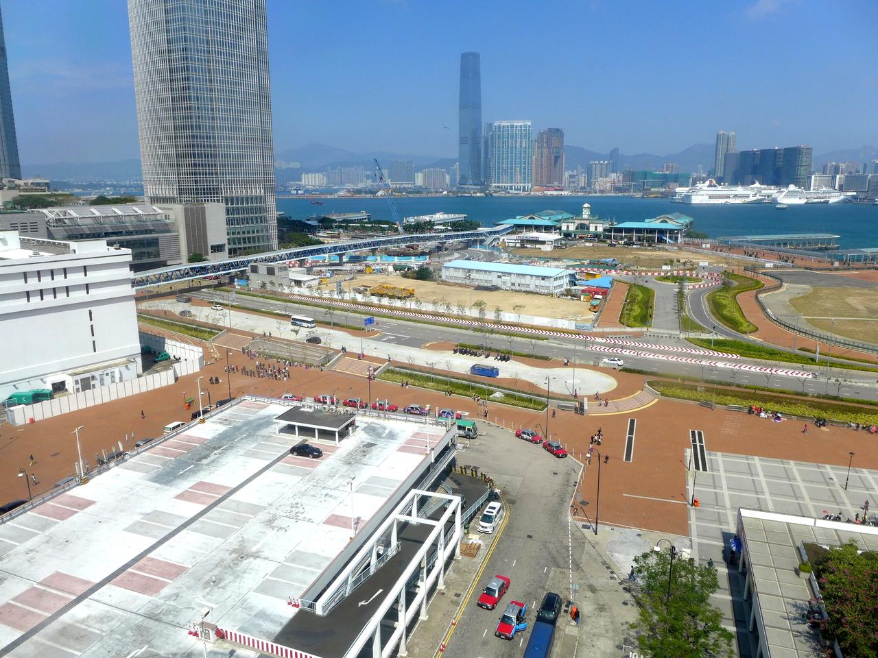 从爱丁堡广场望向维多利亚港，龙和道横切原皇后码头位置