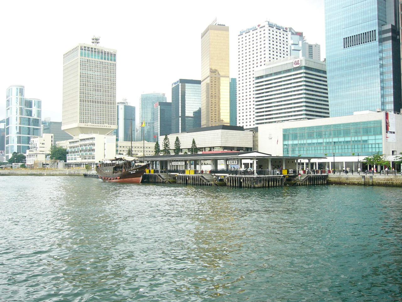 1954 年重建后的皇后码头，U 形结构和绿色牌匾清晰可见