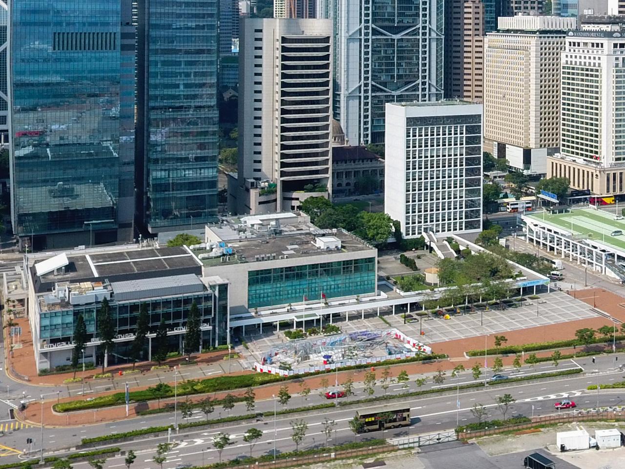 从大会堂方向望向码头原址的现在场景，可见龙和道和对面新海滨，码头原址没有任何标记