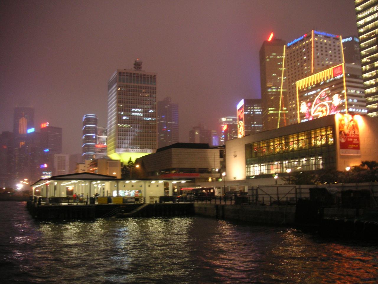 皇后码头夜间全景，摄于 2006 年拆除前，可看到码头与大会堂的轴线关系和 U 形平面