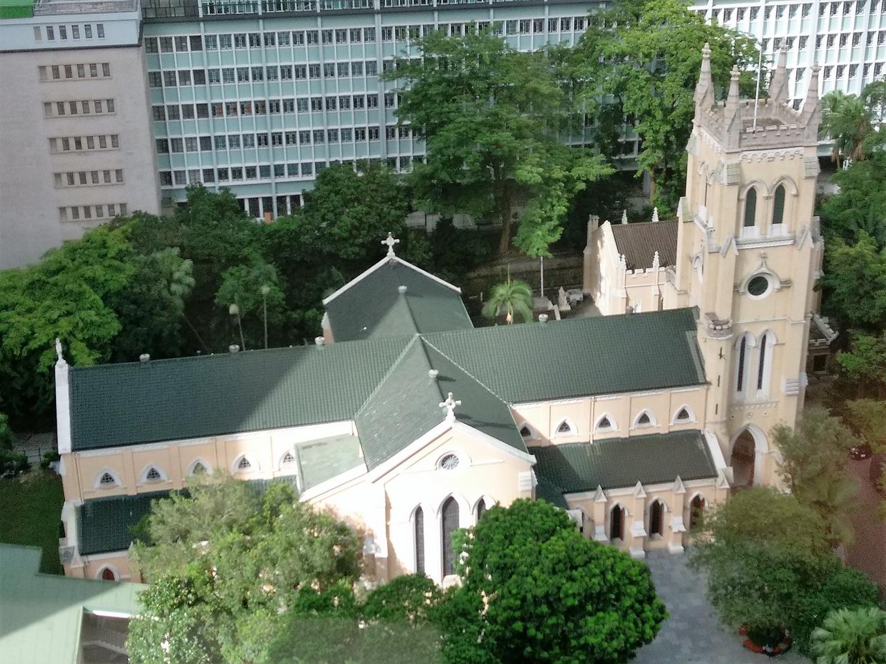 圣约翰座堂正面外观，展示青灰色石砌建筑、低矮塔楼和垛口式女儿墙。