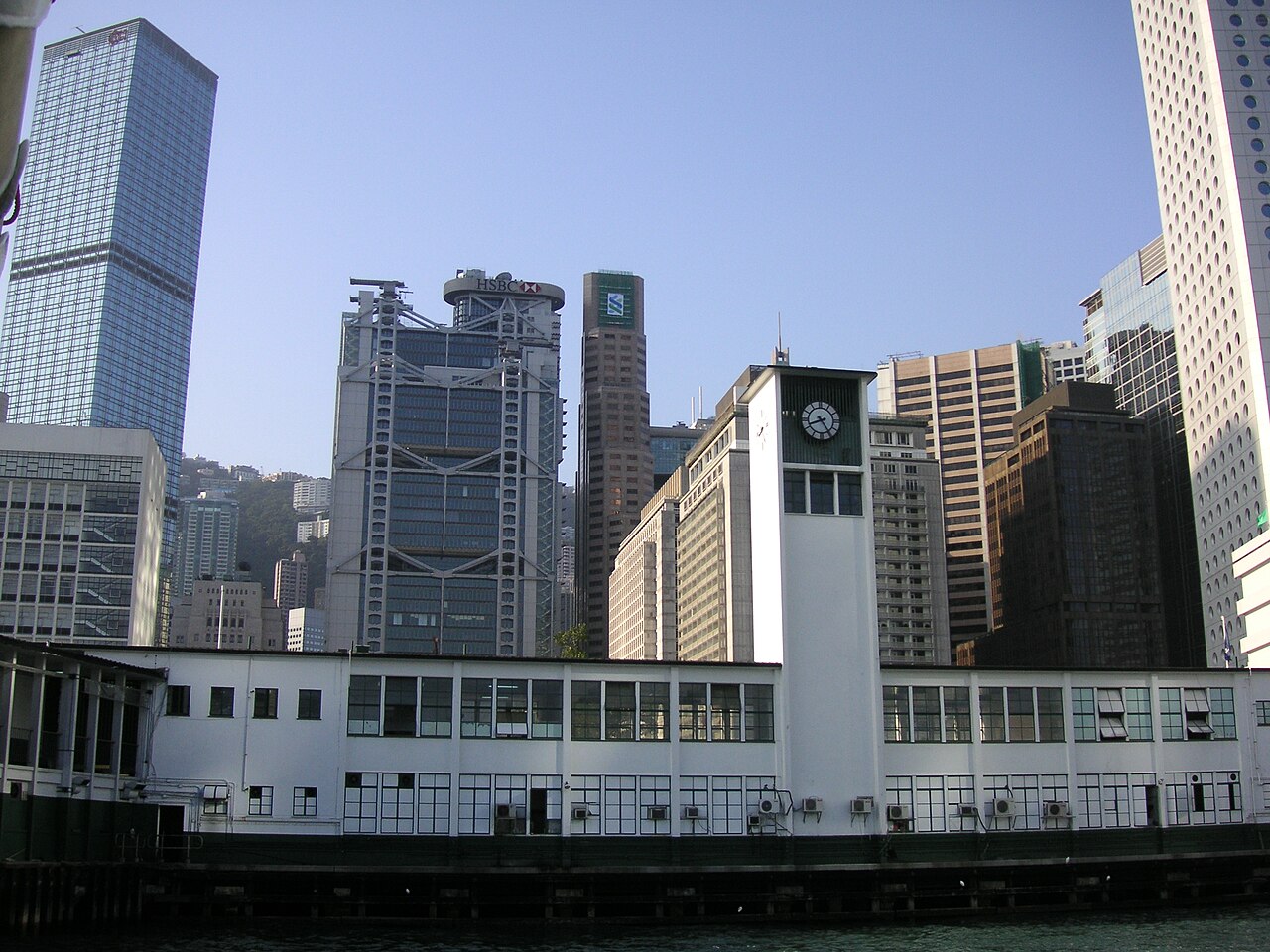中环7号码头的钟楼，仿爱德华风格，2006年随码头搬迁新建，原钟楼已被拆除。