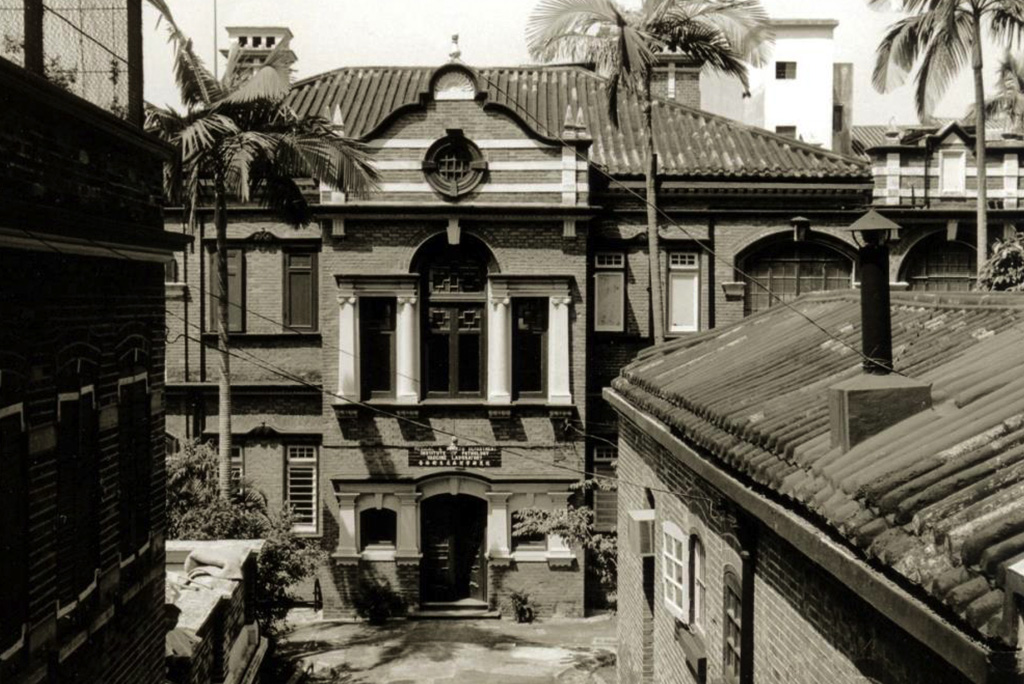 香港醫學博物館(舊病理檢驗所)外觀,紅磚建築與卜公花園相鄰,同為鼠疫催生的公共衛生設施。