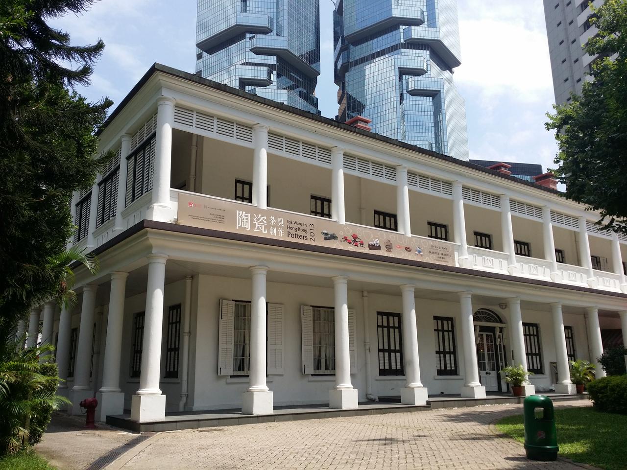 旗杆屋正立面，香港现存最古老的西式建筑，希腊复兴式列柱和深游廊清晰可见