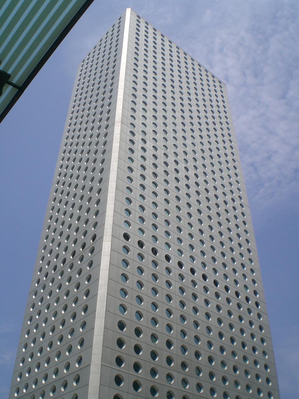 从康乐广场仰视怡和大厦，建筑与广场的空间关系清晰可见。