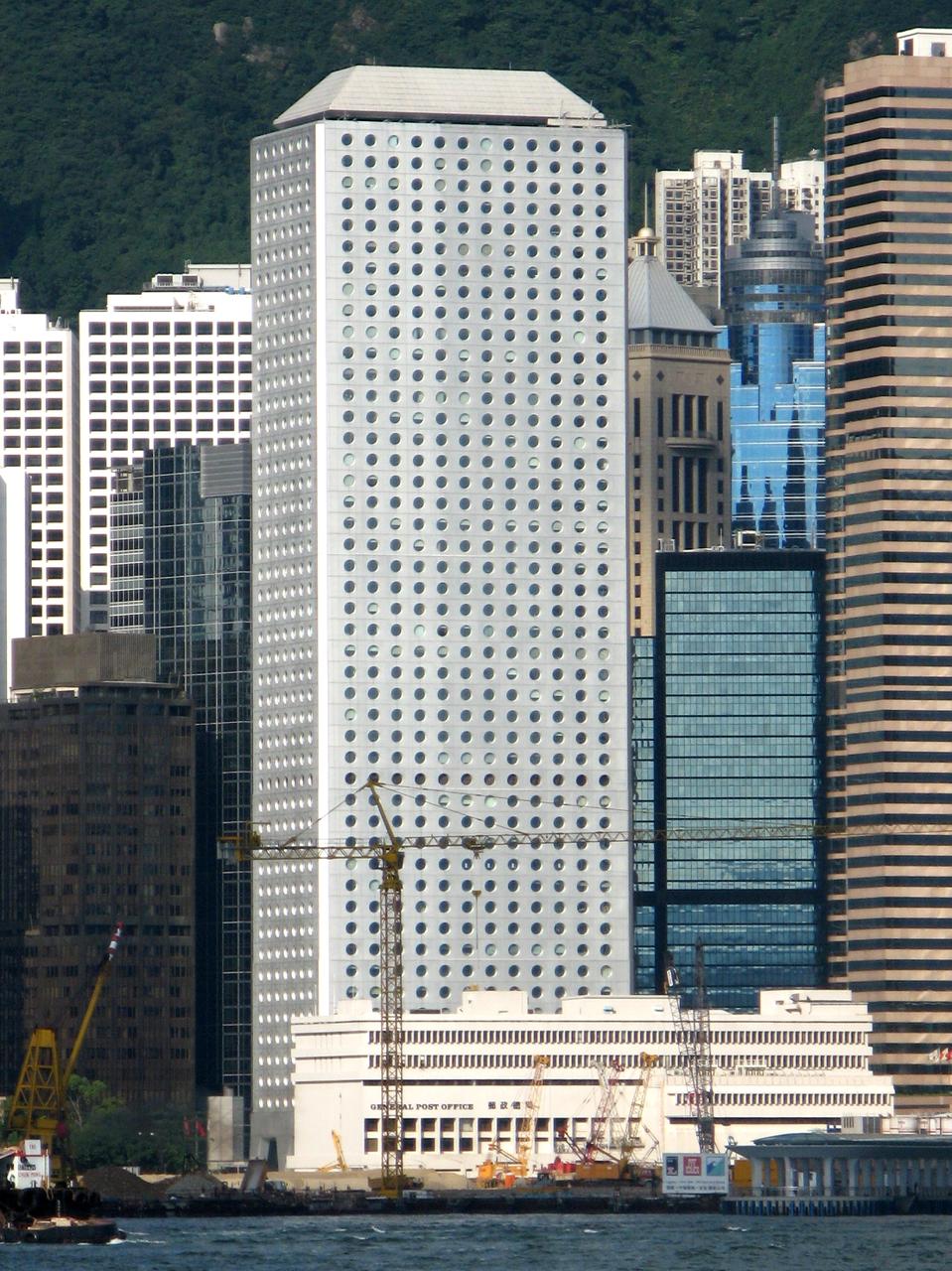 怡和大厦从维多利亚港方向的远景，右侧可见低矮的邮总局大楼。