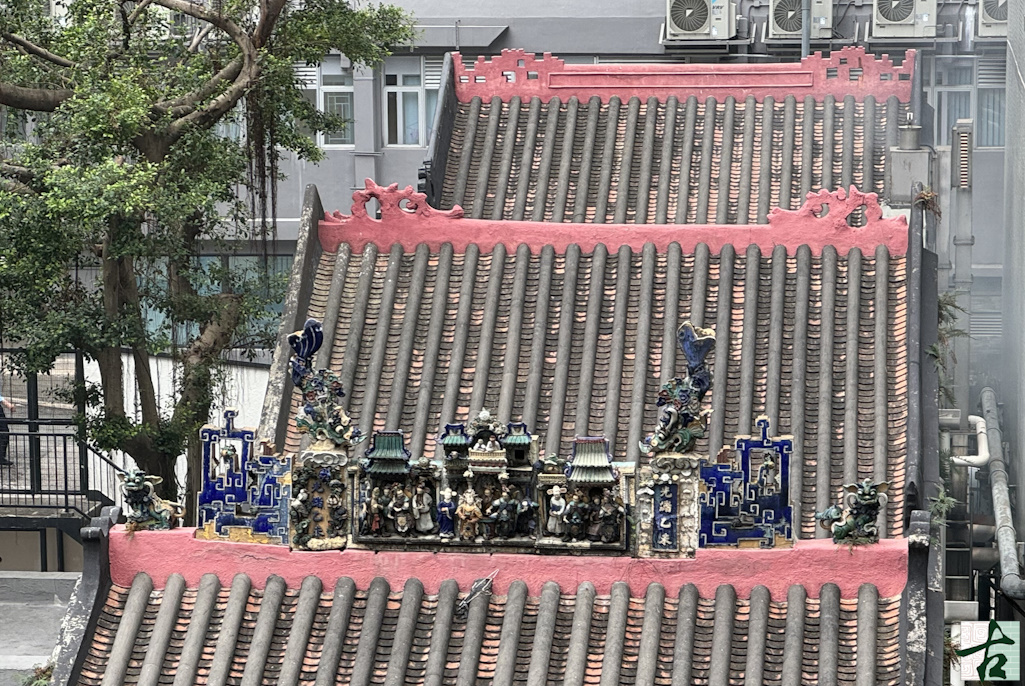 Shiwan ceramic on the ridge of Kwong Fook Tsz