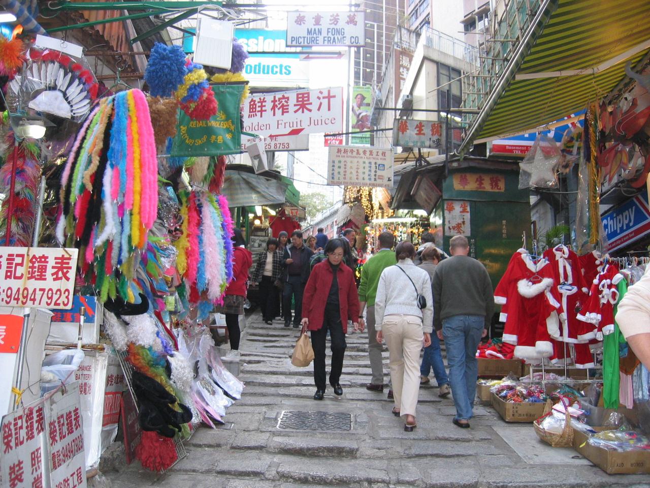 砵甸乍街石板路段全景，從上往下看可見凹凸石面、兩側排檔和街邊行人
