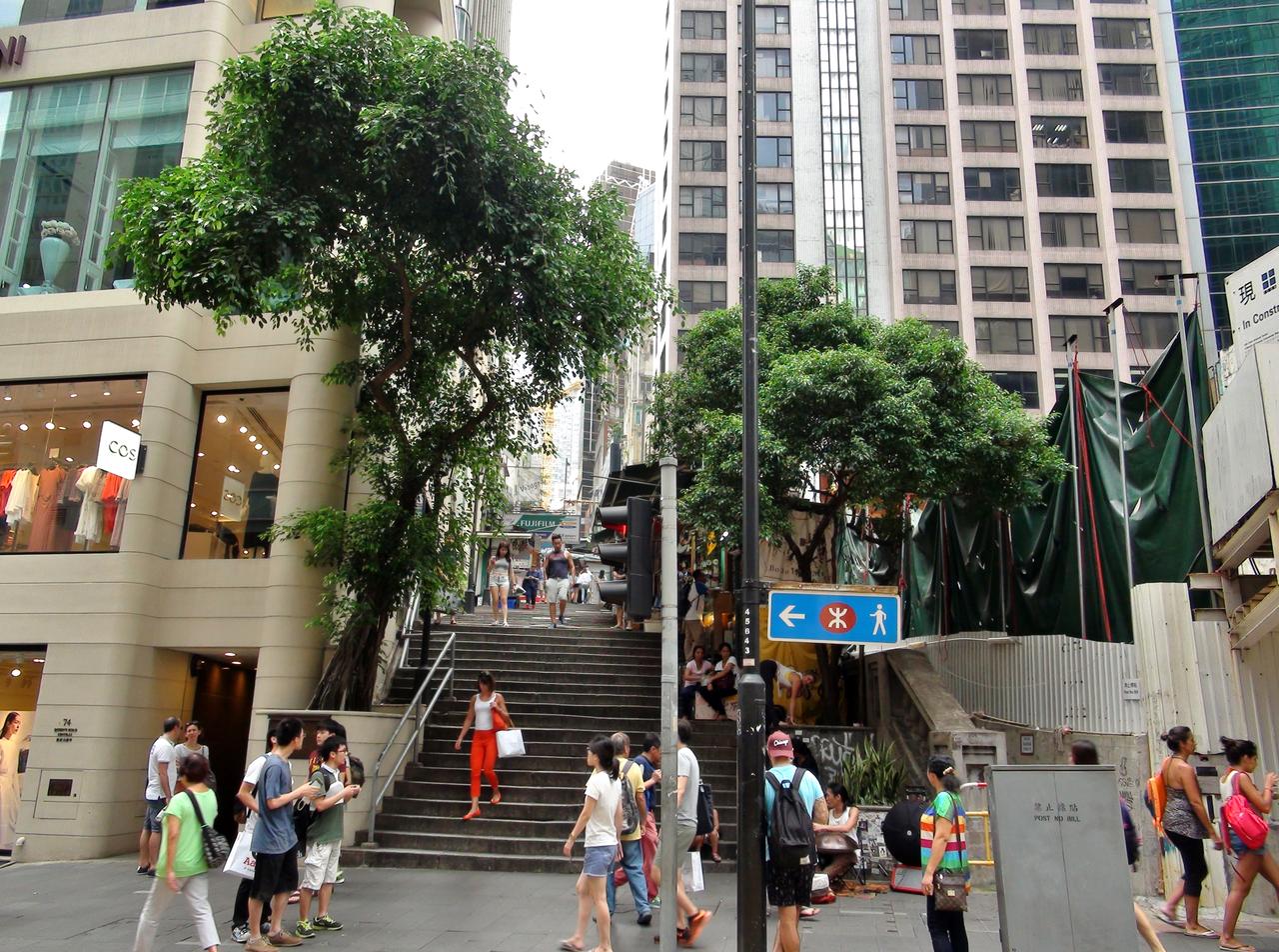 砵甸乍街石板路面近景，可見凹凸交錯的花崗岩塊和中央拱起弧度