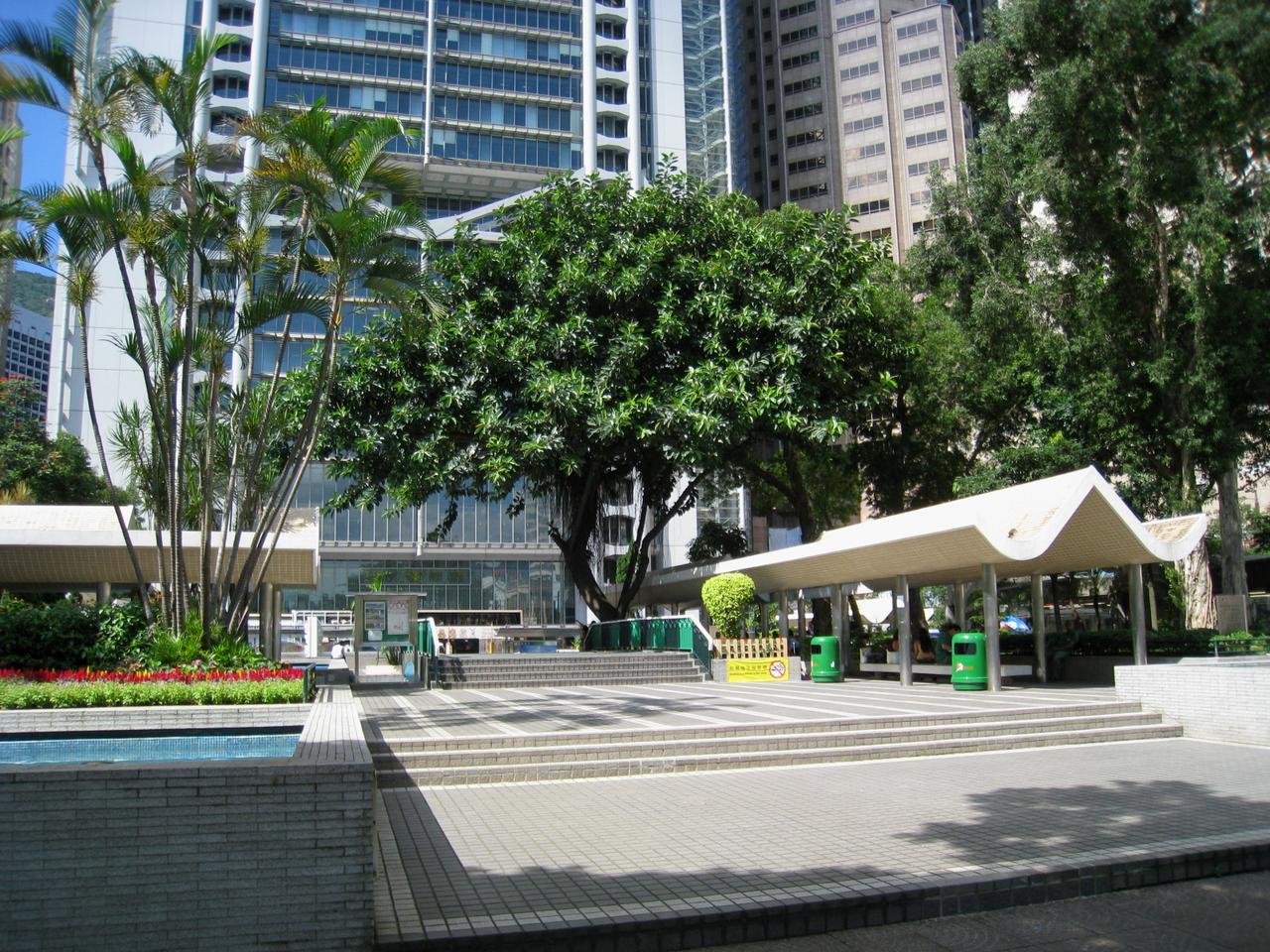 皇后像广场全景：绿地与摩天楼的反差