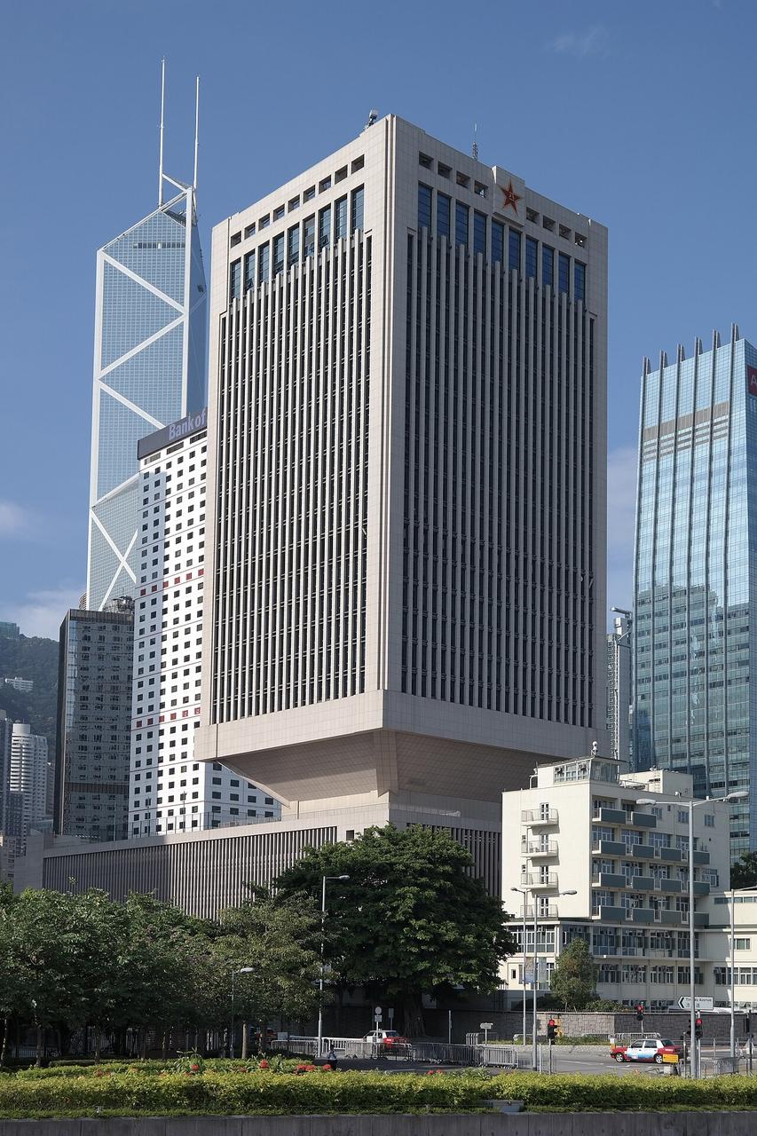 从红棉路天桥望向中国人民解放军驻香港部队大厦，竖向门形框架和建筑在周边环境中的体量关系清晰可见