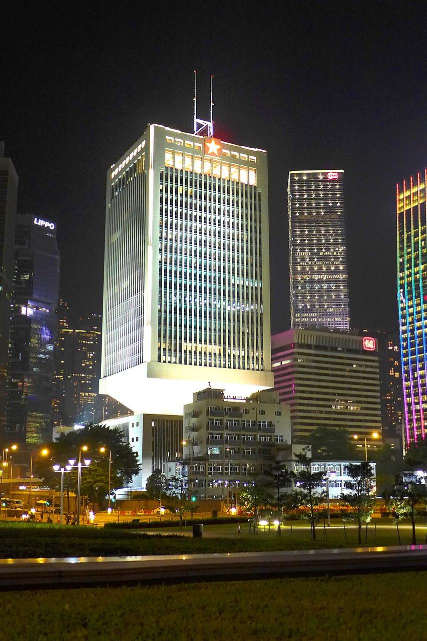 中国人民解放军驻香港部队大厦夜景，参与幻彩咏香江灯光汇演