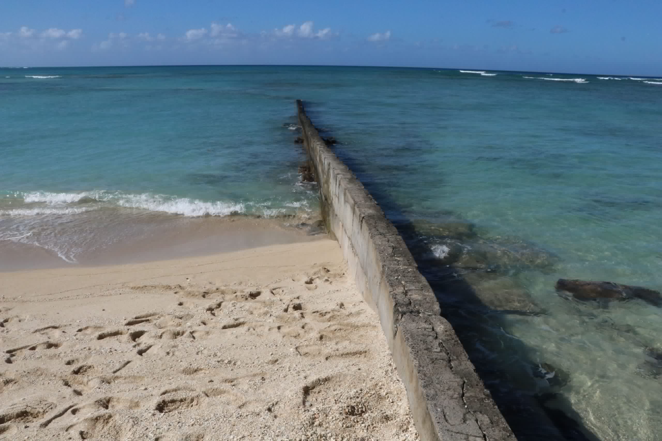 Royal Hawaiian Groin extending from Waikīkī shoreline