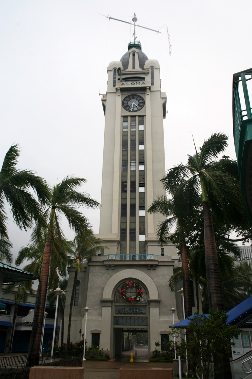 Aloha Tower 正面的钟面和"ALOHA"字样