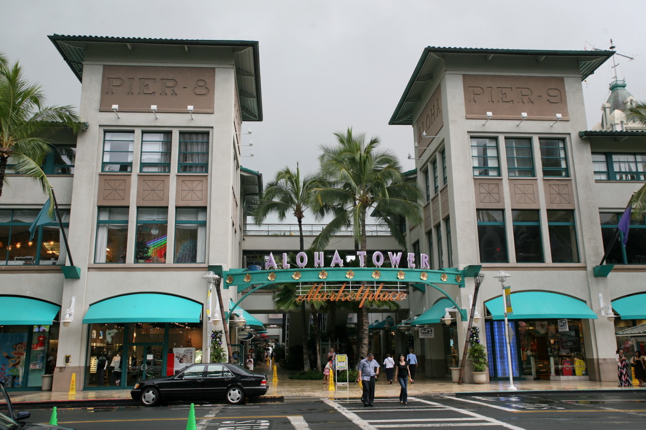 Aloha Tower Marketplace 和塔、港池的空间关系