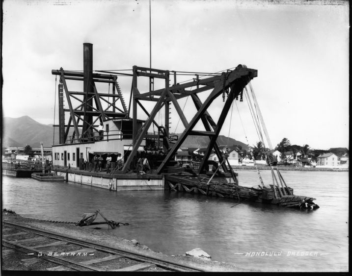 Honolulu Dredger 在港池作业