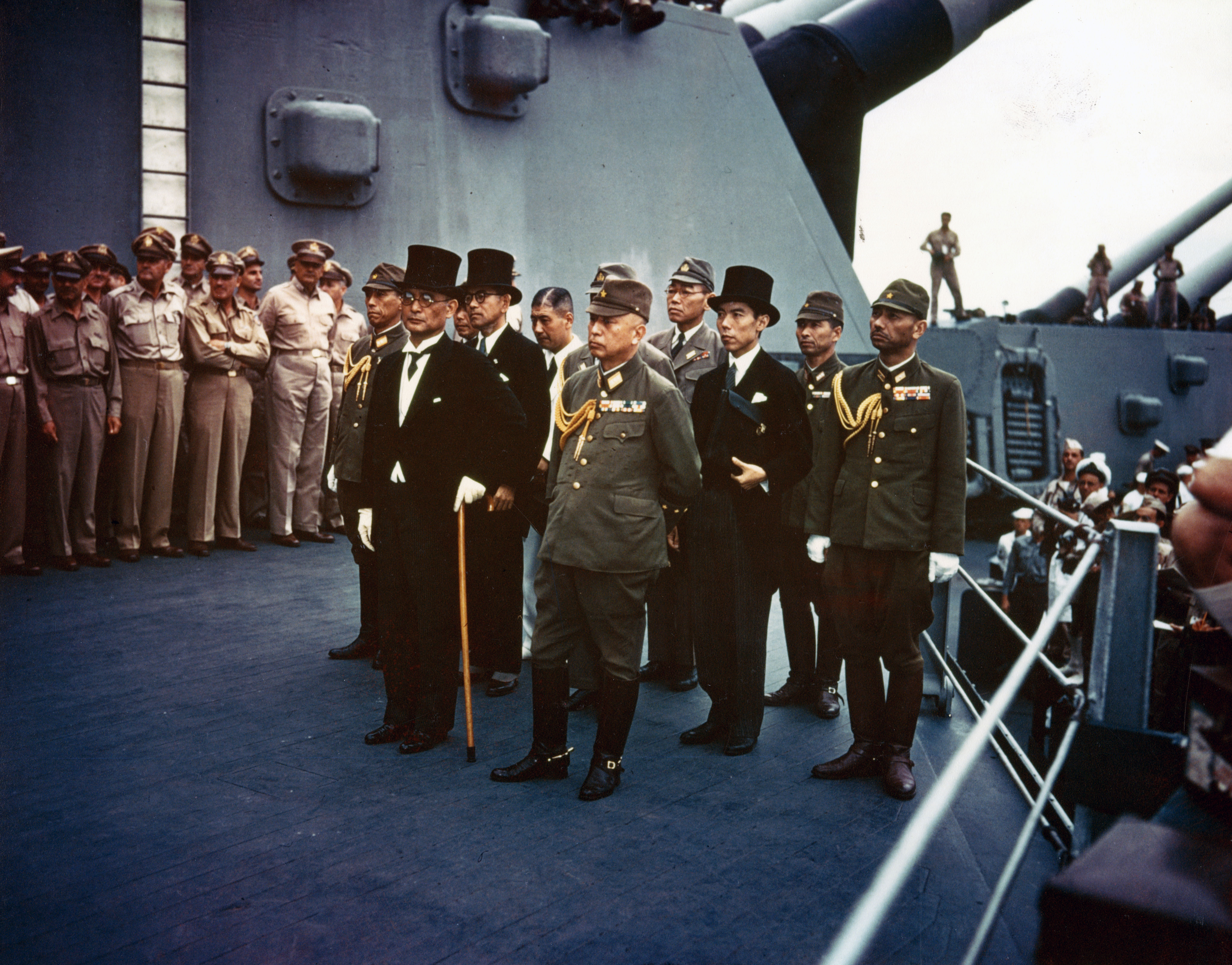 1945 年 9 月 2 日，日本投降文件在 USS Missouri 甲板签署