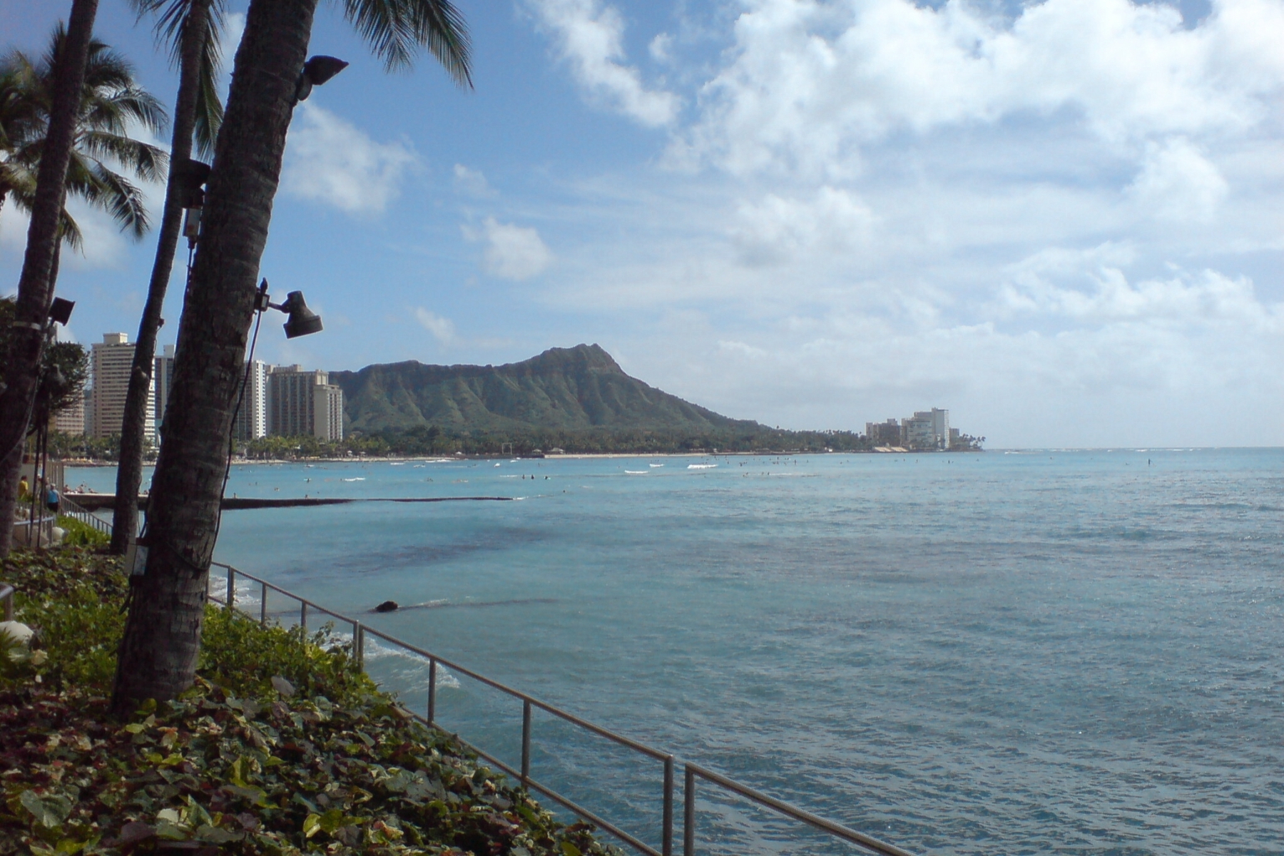 Waikīkī 海滩看到的 Diamond Head 天际线轮廓