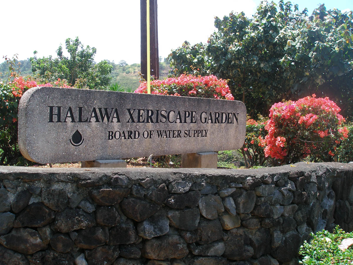 Hālawa Xeriscape Garden 入口标识牌