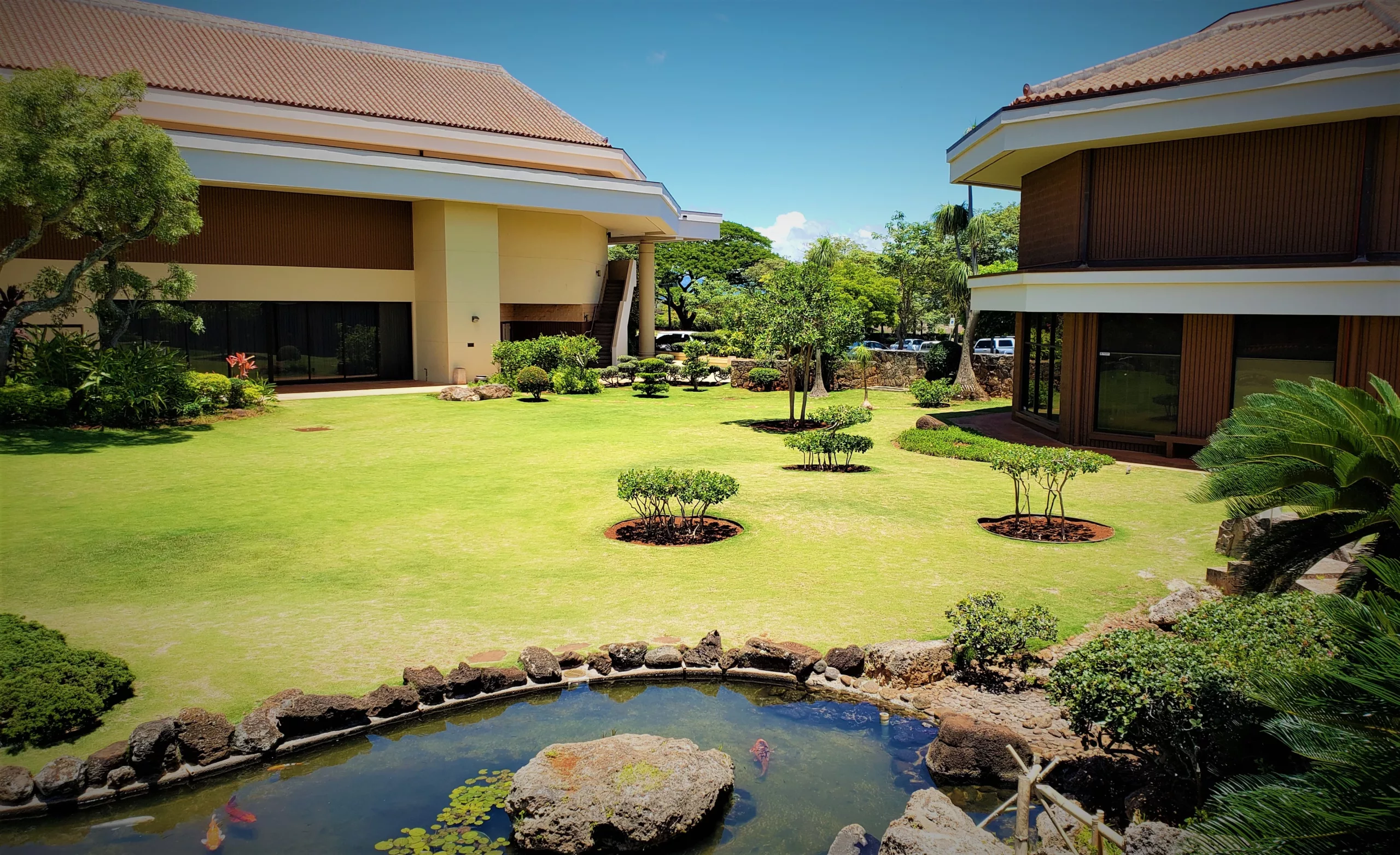 Takakura Garden：瀑布、鱼池与 Okinawan 植物