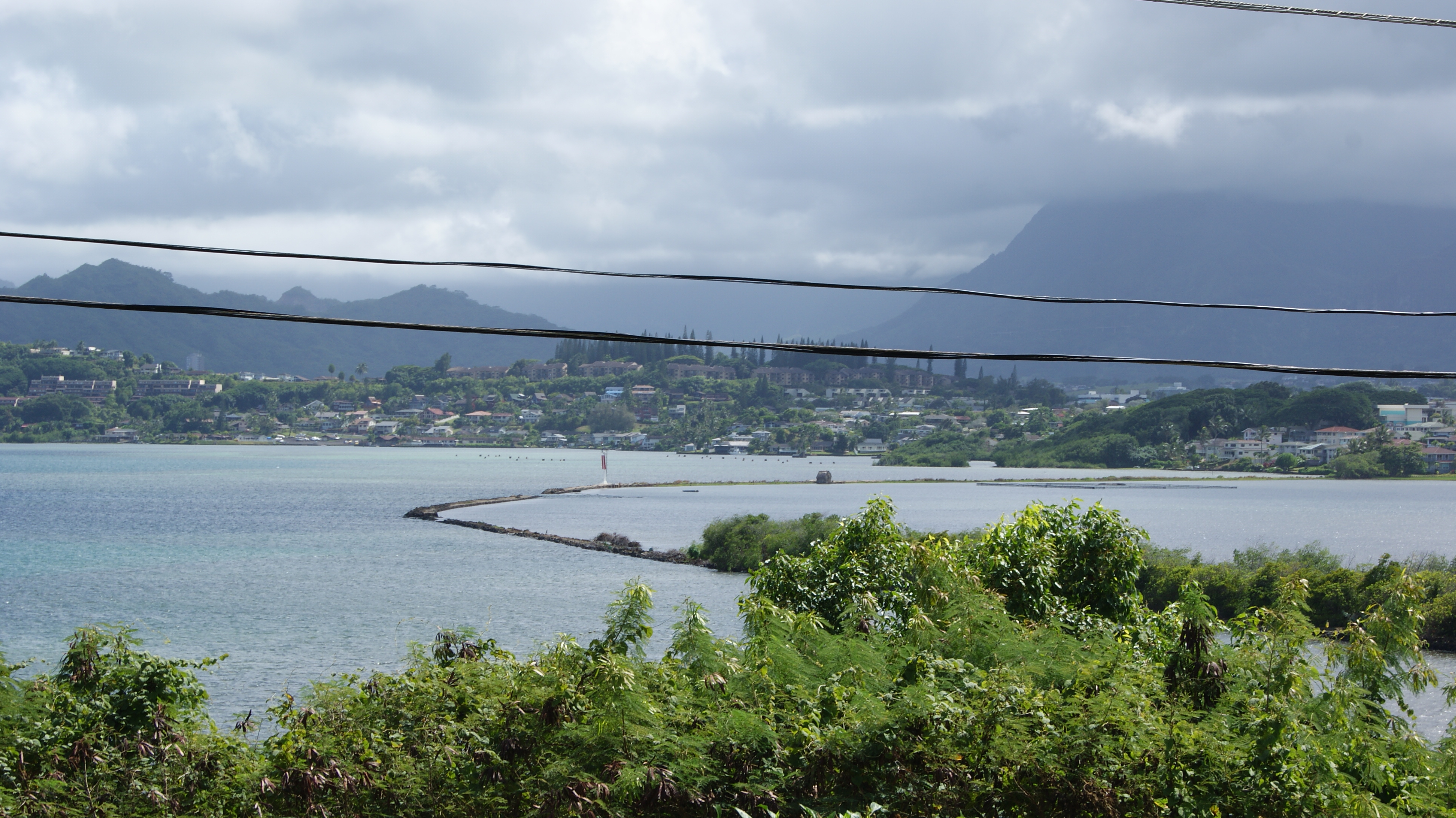 从 Heʻeia State Park 的公共边缘看 fishpond 和 Kāneʻohe Bay