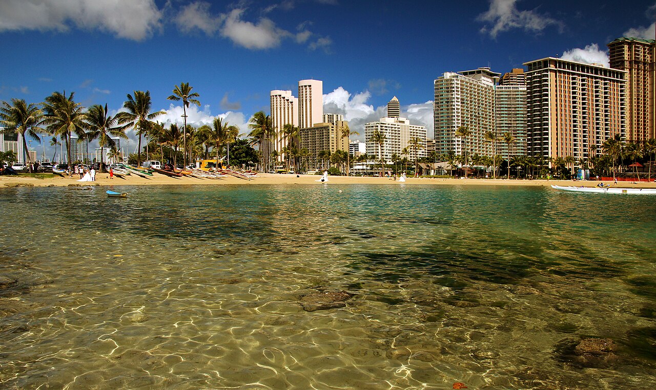 Duke Kahanamoku Lagoon 与 Rainbow Tower 和周边酒店的关系