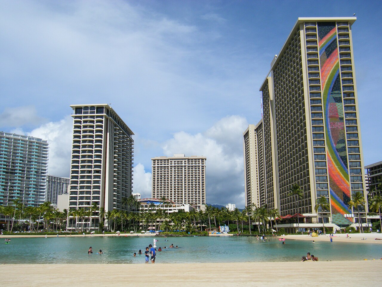 Duke Kahanamoku Lagoon 水面，游泳活动和 Rainbow Tower 的关系
