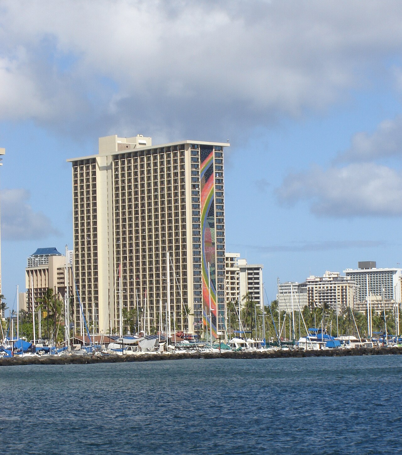 Rainbow Tower 的陶瓷彩虹 mural 近景