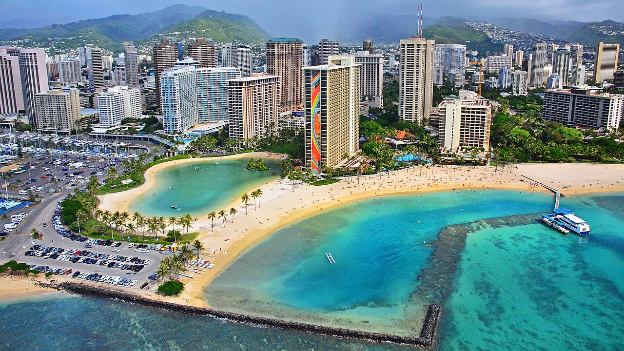 Rainbow Tower 和 lagoon 的航拍关系
