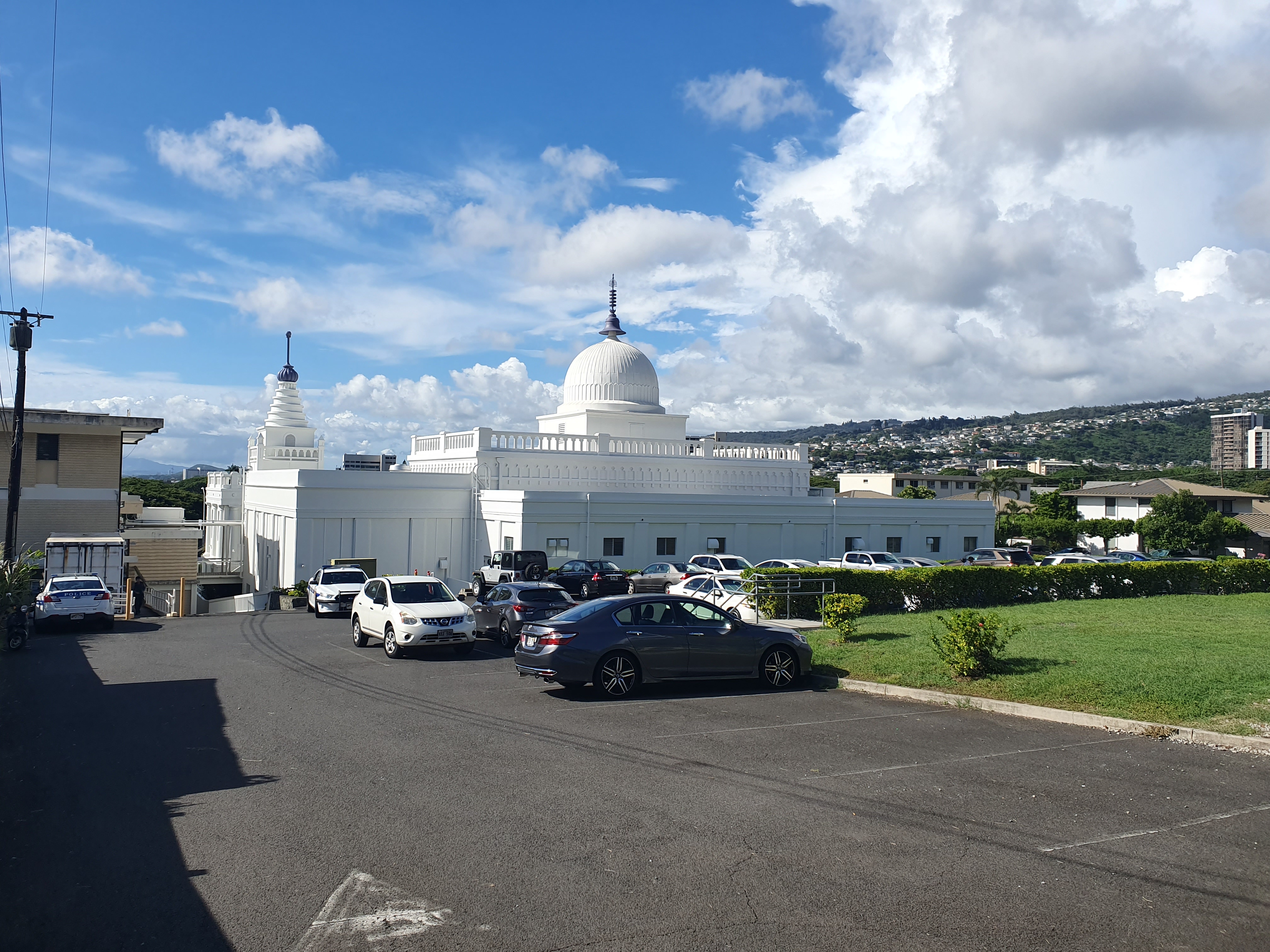 Honpa Hongwanji Hawaii Betsuin 主建筑外观，白色 dome、spire、arches 和柱廊面向 Pali Highway