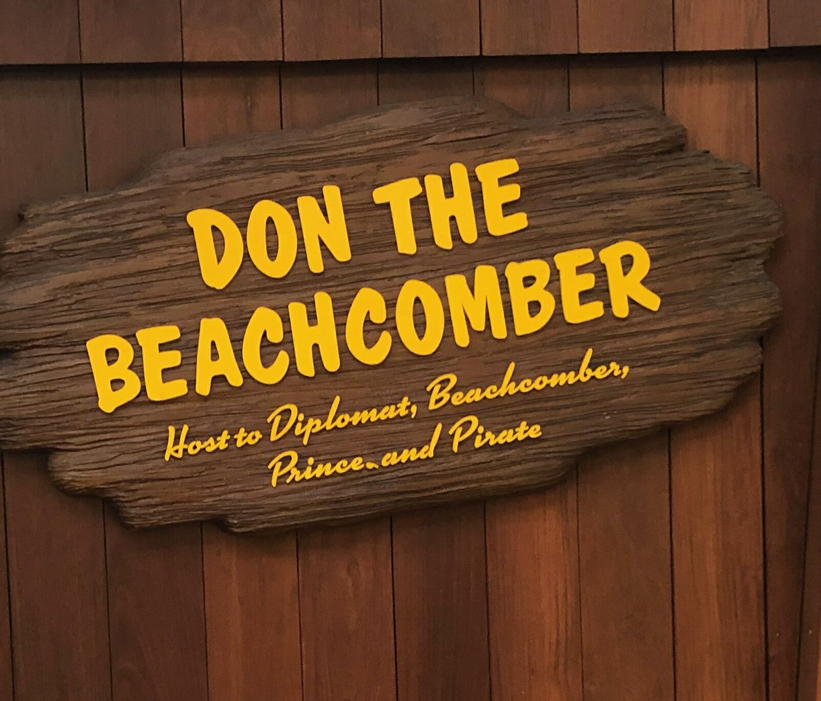 Treehouse 旁的旧市场解释牌，说明 Donn Beach 和 treehouse 的由来