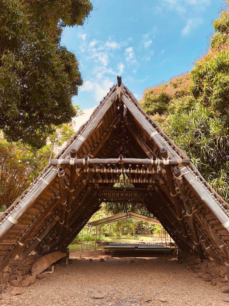 Kānewai Cultural Resource Center 的传统 hale 建筑外观