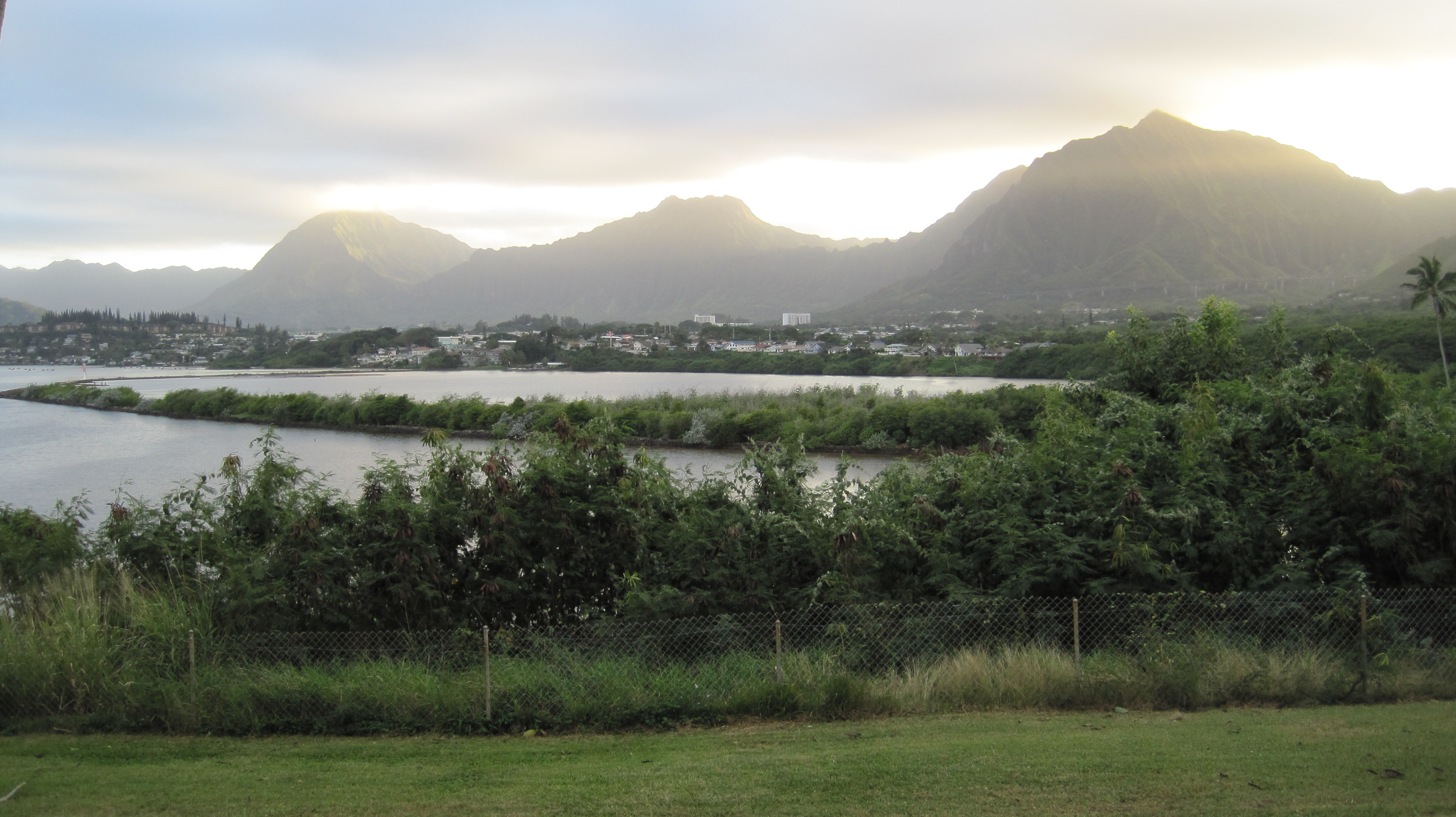 He'eia 的山到海剖面：从 Ko'olau 山脊到 fishpond 到 Kāne'ohe Bay