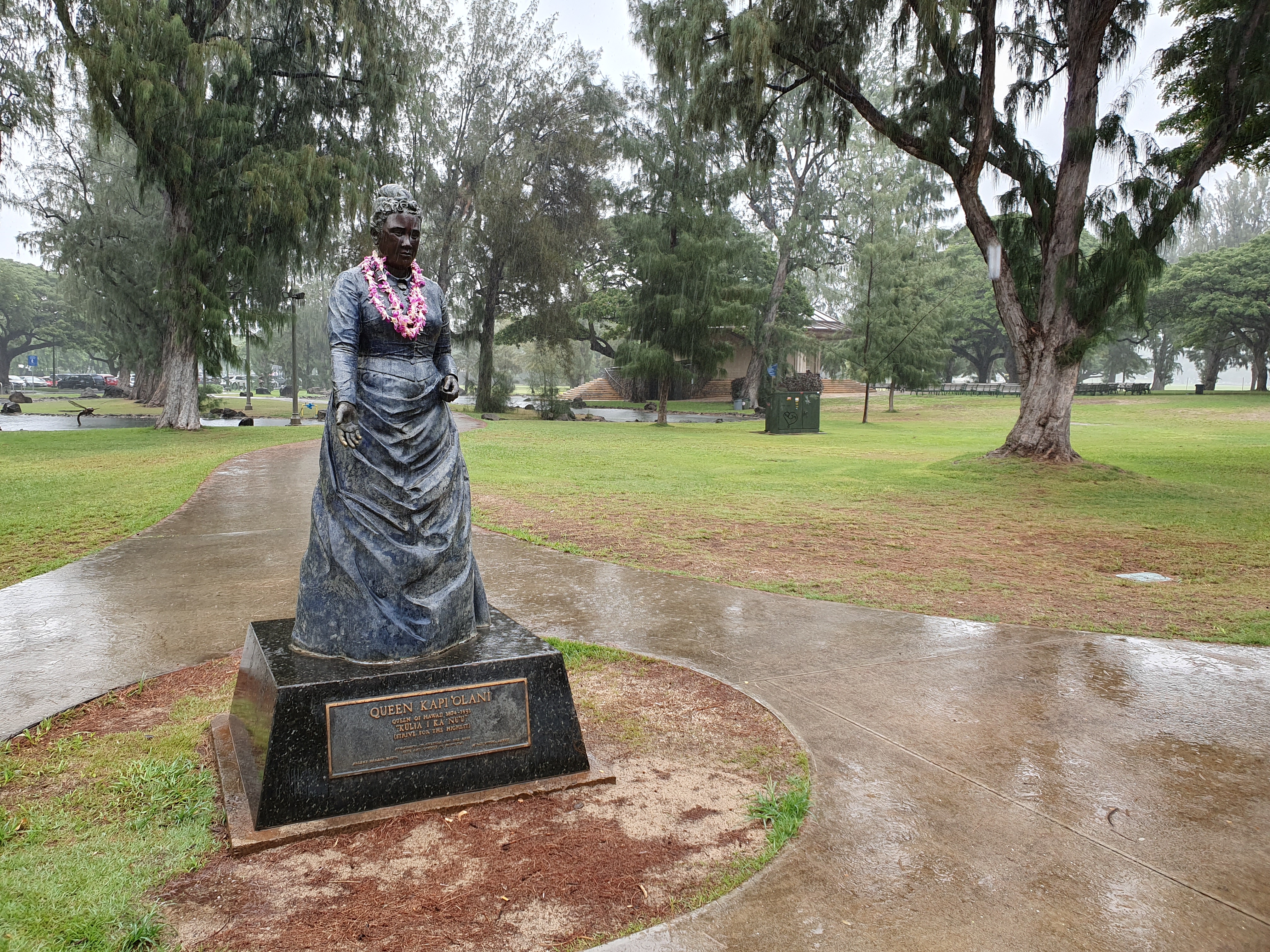 Queen Kapiʻolani statue