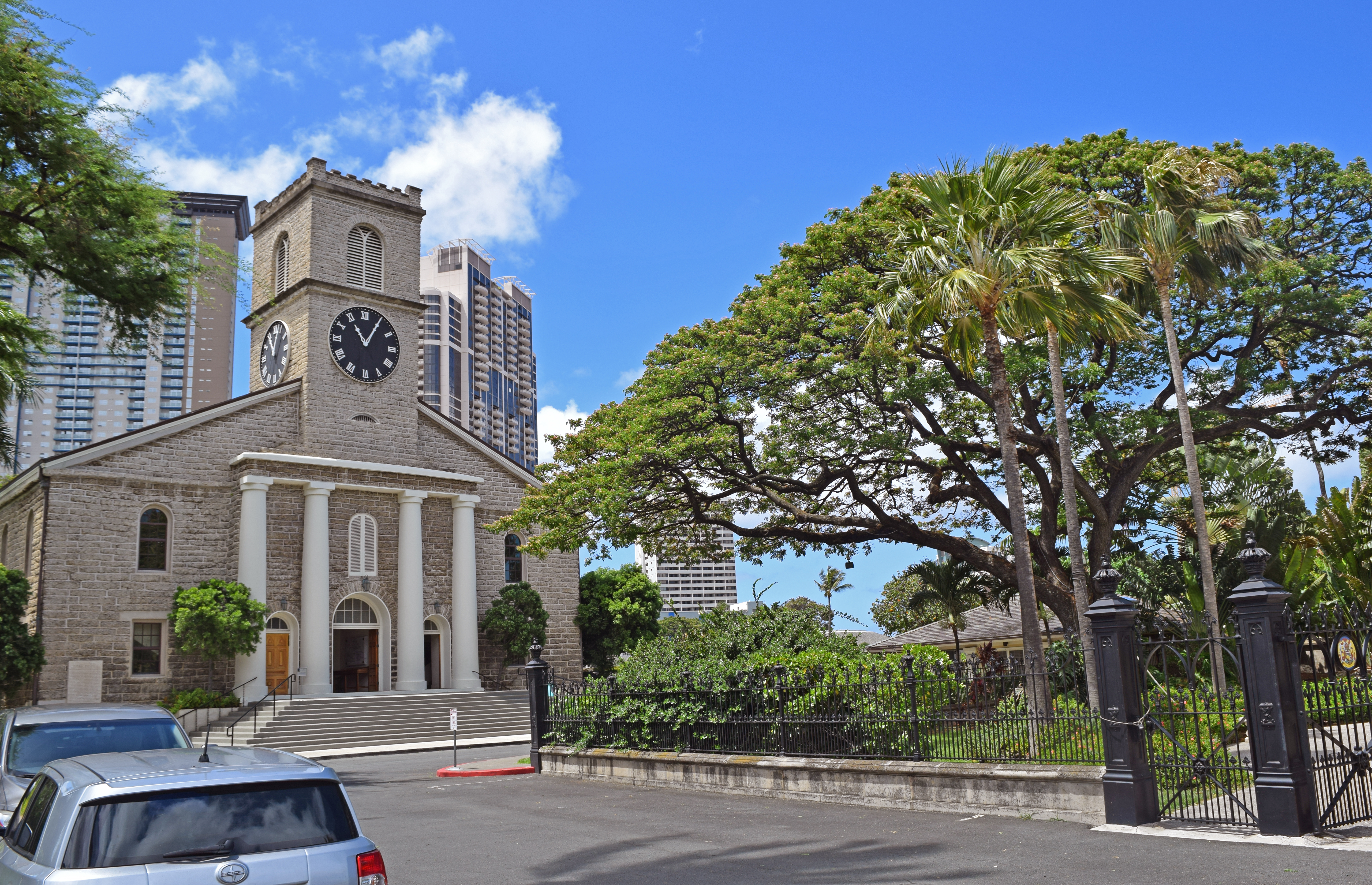 Kawaiahaʻo Church exterior with white clock tower and coral-block facade, viewed from the street