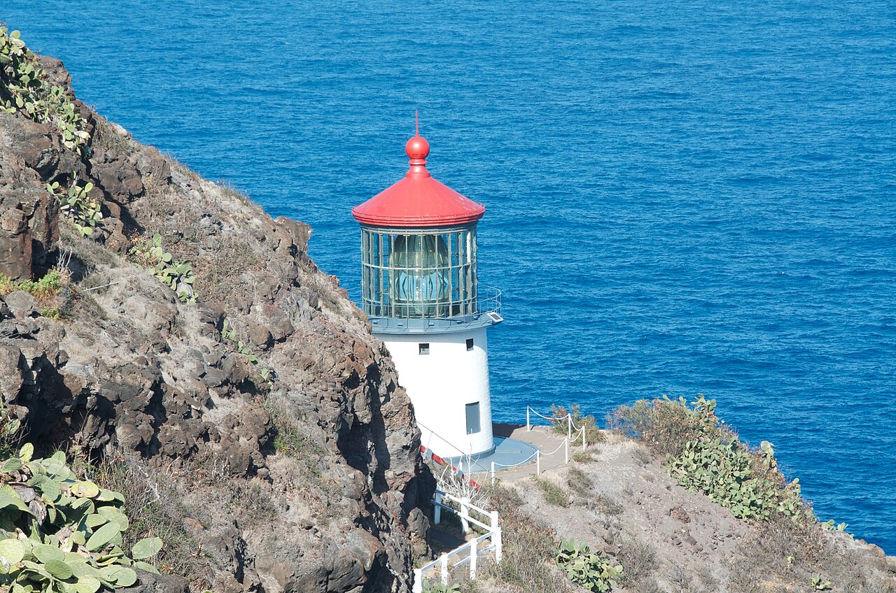Makapuʻu Point Lighthouse 从 trail 方向看，灯塔与海崖同框