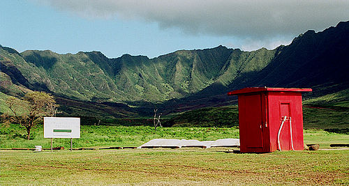 Mākua Valley 外部视线：从海岸看山谷口和山脊